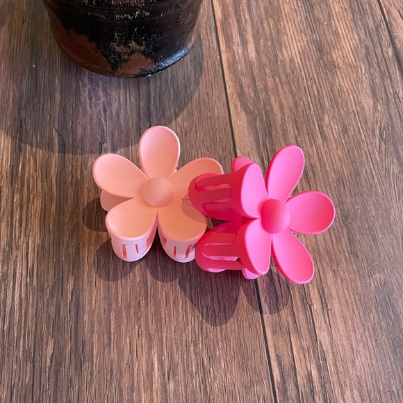 SEPT Donation | Jumbo Pink Daisy Hair Clips Set of 2 - Picture 3 of 8